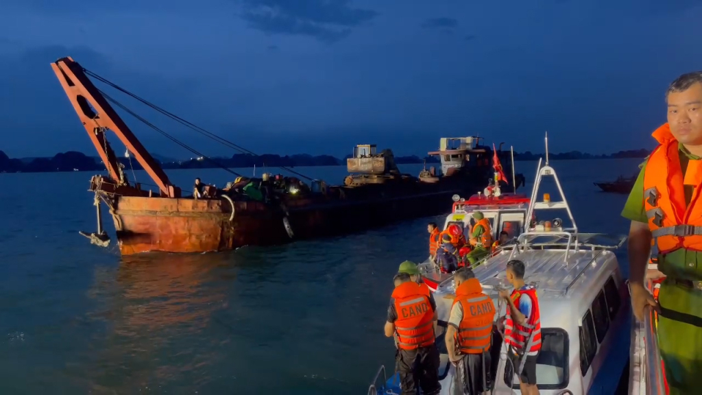 Vụ lật tàu ở Hạ Long: Thợ lặn đau lòng kể 3 giờ lục tìm từng khoang tàu, chỉ lo thi thể bị trôi dạt đi xa - Ảnh 3.