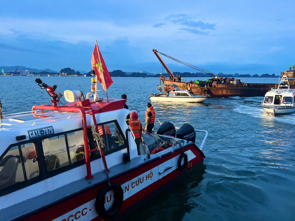 Vụ lật tàu ở Hạ Long: Thợ lặn đau lòng kể 3 giờ lục tìm từng khoang tàu, chỉ lo thi thể bị trôi dạt đi xa - Ảnh 4.