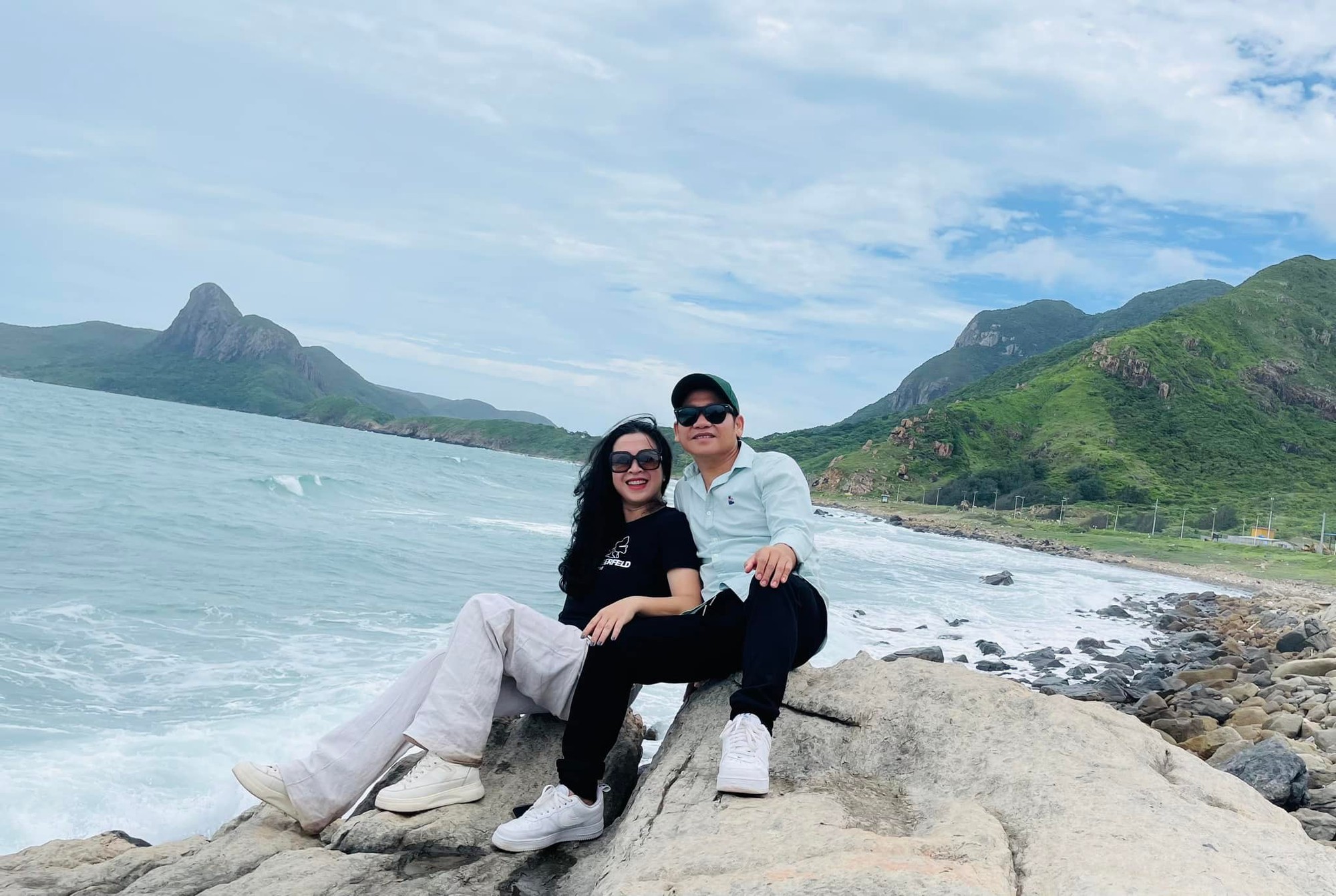 Chuyện tình của “ông hoàng nhạc đỏ", quê Thanh Hóa và em gái dễ thương cùng trường cấp 3 - Ảnh 2.