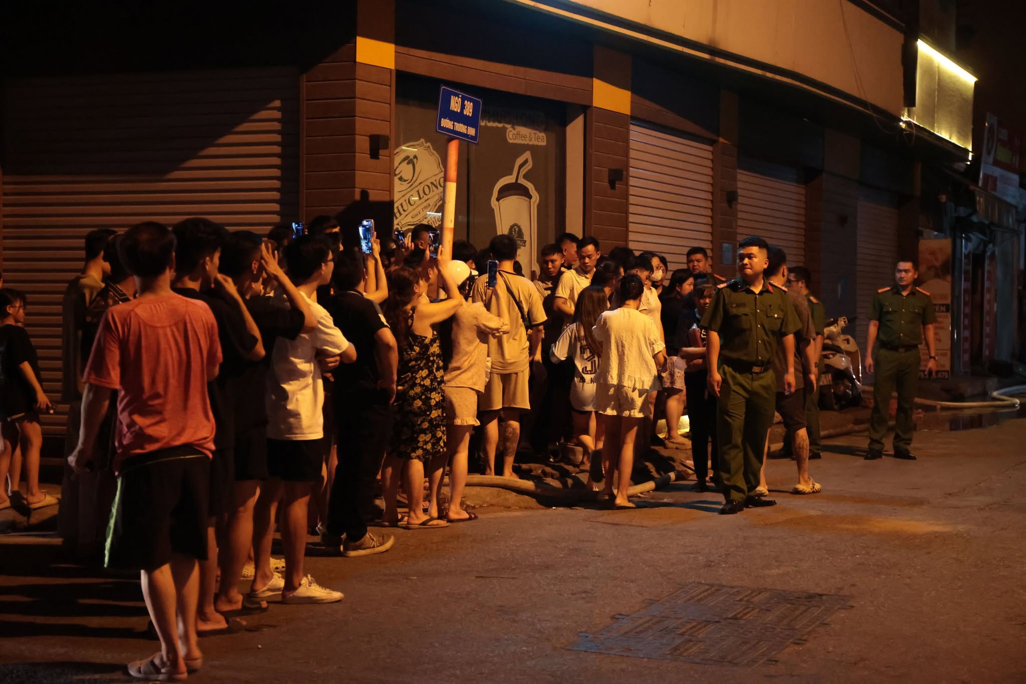 Hà Nội: Cháy lớn trong đêm tại phố Trương Định, lửa bùng dữ dội khiến người dân hoảng sợ- Ảnh 3. Hà Nội: Cháy lớn trong đêm tại phố Trương Định, lửa bùng dữ dội khiến người dân hoảng sợ- Ảnh 3.