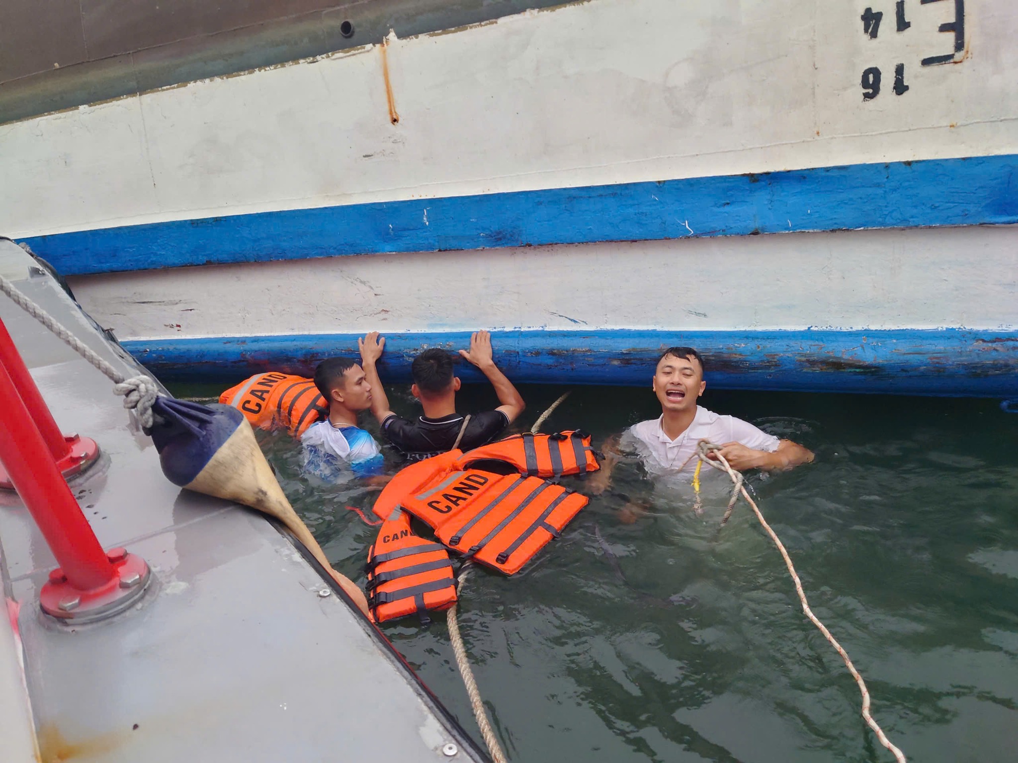 Vụ lật tàu ở Hạ Long: Thợ lặn đau lòng kể 3 giờ lục tìm từng khoang tàu, chỉ lo thi thể bị trôi dạt đi xa - Ảnh 6.