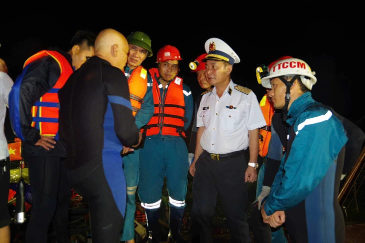 Nhân chứng kể lại giây phút lật tàu du lịch chở 51 người trên vịnh Hạ Long- Ảnh 2.