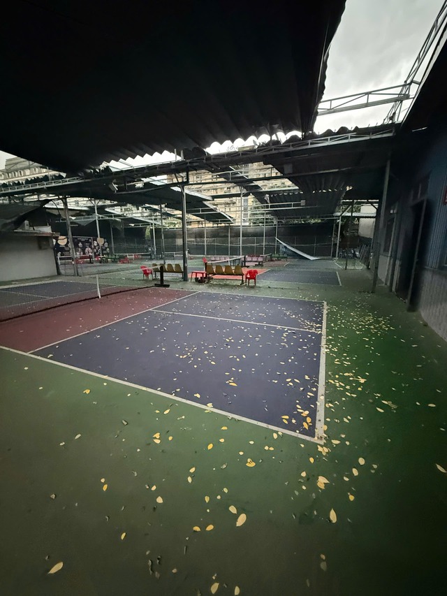Mưa gió lớn làm sập loạt sân pickleball ở Hà Nội, mái tôn bay, người chơi tháo chạy- Ảnh 10.