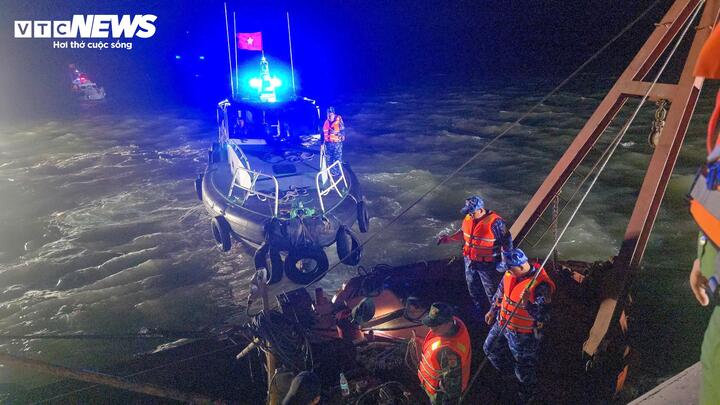 Hình ảnh vụ lật tàu vịnh Hạ Long: Cập nhật mới nhất về công tác cứu nạn - Ảnh 2.