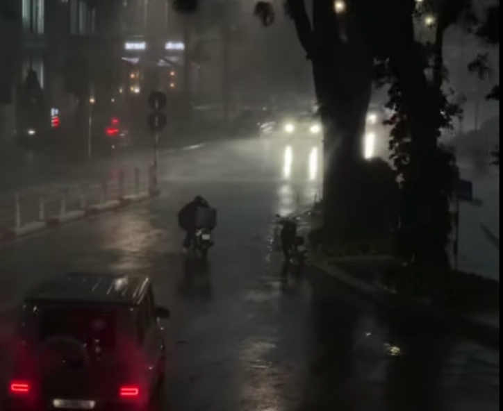 Vì sao miền Bắc hứng mưa dông dữ dội trước bão Wipha? - Ảnh 1.