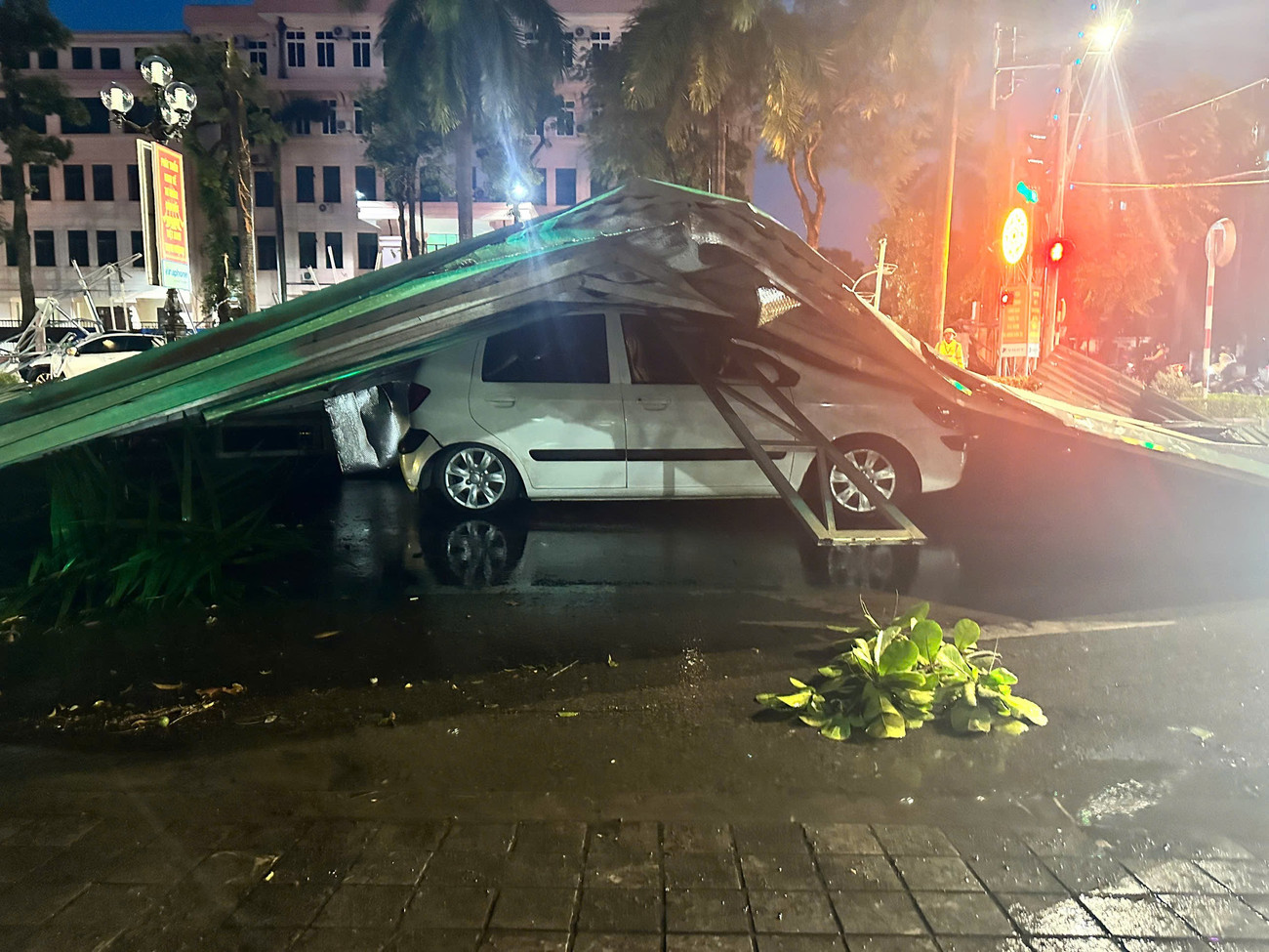 Mưa lớn ở thanh hóa do bão số 3 gây thiệt hại nghiêm trọng cho người và tài sản - Ảnh 2.