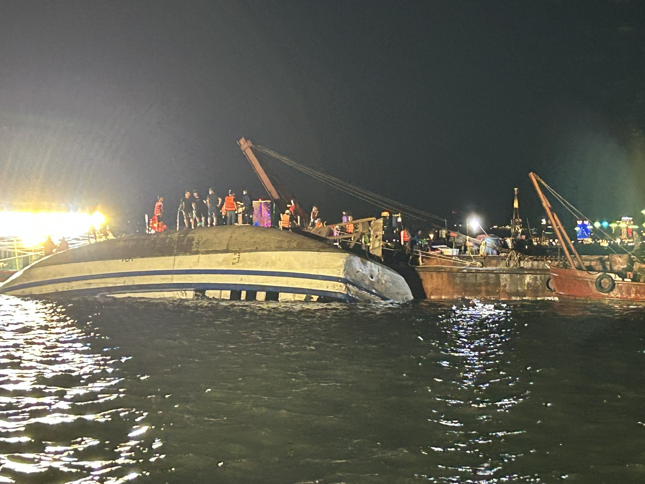 Đắm tàu trên Vịnh Hạ Long chở 53 người: Vớt được 34 thi thể, còn 8 người mất tích - Ảnh 1.