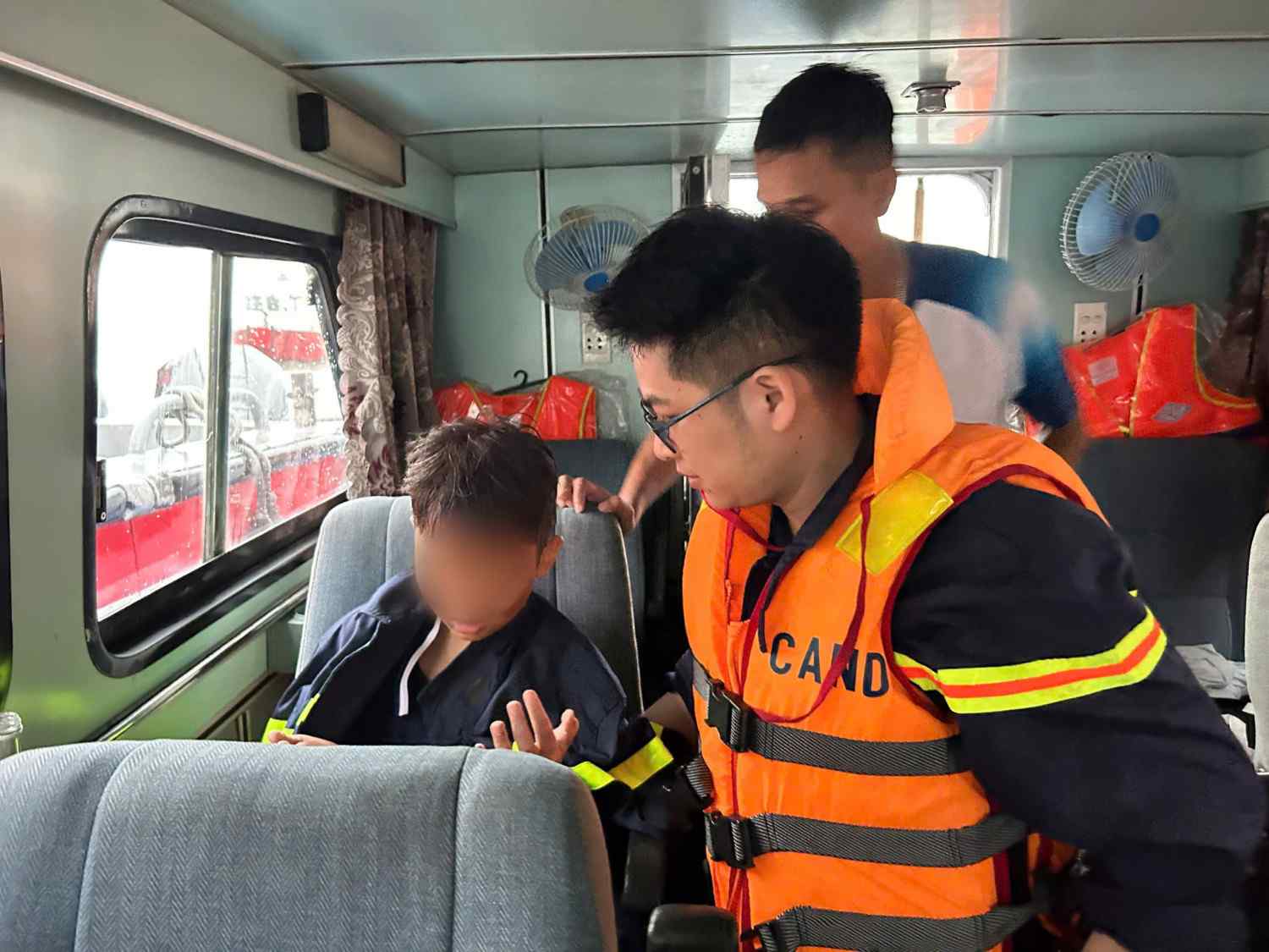 Vụ đắm tàu du lịch trên Vịnh Hạ Long: Bé trai 14 tuổi sống sót thần kỳ sau 4 tiếng ở trong khoang tàu chìm - Ảnh 1.