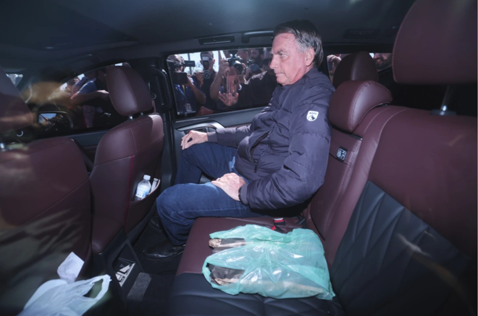 Cảnh sát đột kích nhà cựu Tổng thống Brazil Bolsonaro, bắt đeo thiết bị giám sát- Ảnh 1.