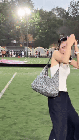 Sân bóng tại Hà Nội tan hoang do mưa dông dữ dội, mỹ nhân bóng đá bị gió thổi ngã dúi dụi- Ảnh 2.