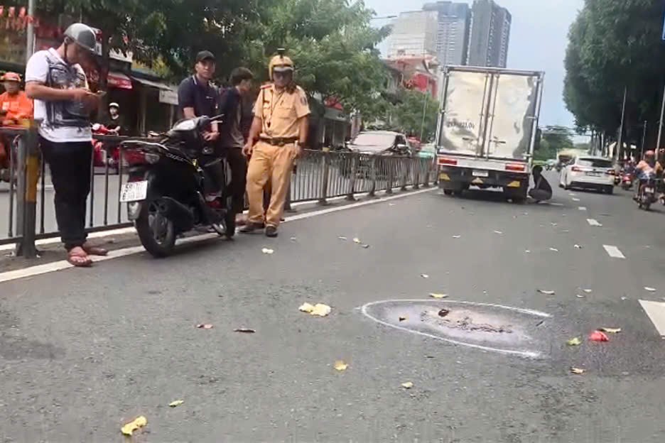Tai nạn giao thông nghiêm trọng ở phường Vườn Lài, TP HCM khiến cô gái tử vong - Ảnh 1. Tai nạn giao thông nghiêm trọng ở phường Vườn Lài, TP HCM khiến cô gái tử vong - Ảnh 1.