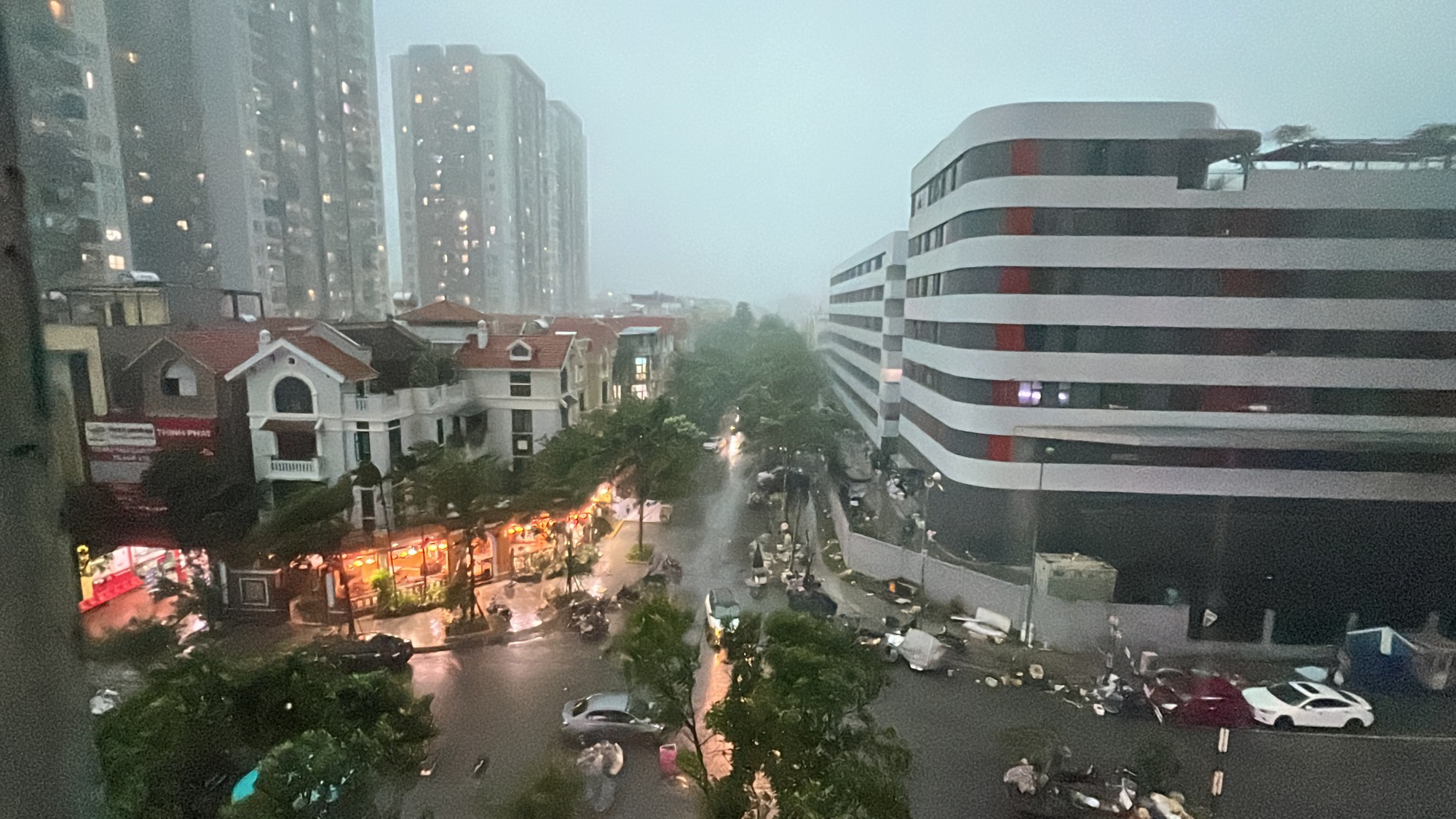Hà Nội xuất hiện mưa giông kinh hoàng, trời tối sầm - Ảnh 1.