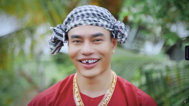 Video Lê Dương Bảo Lâm hoảng loạn vì bị fan nữ quá khích nhào tới tiếp cận - Ảnh 3.