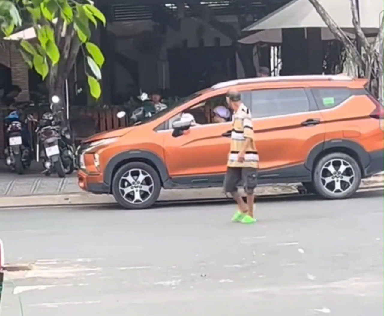 CLIP: Đứng h&igrave;nh với pha l&ugrave;i xe kh&oacute; hiểu của một nữ t&agrave;i xế ở An Giang - Ảnh 1.