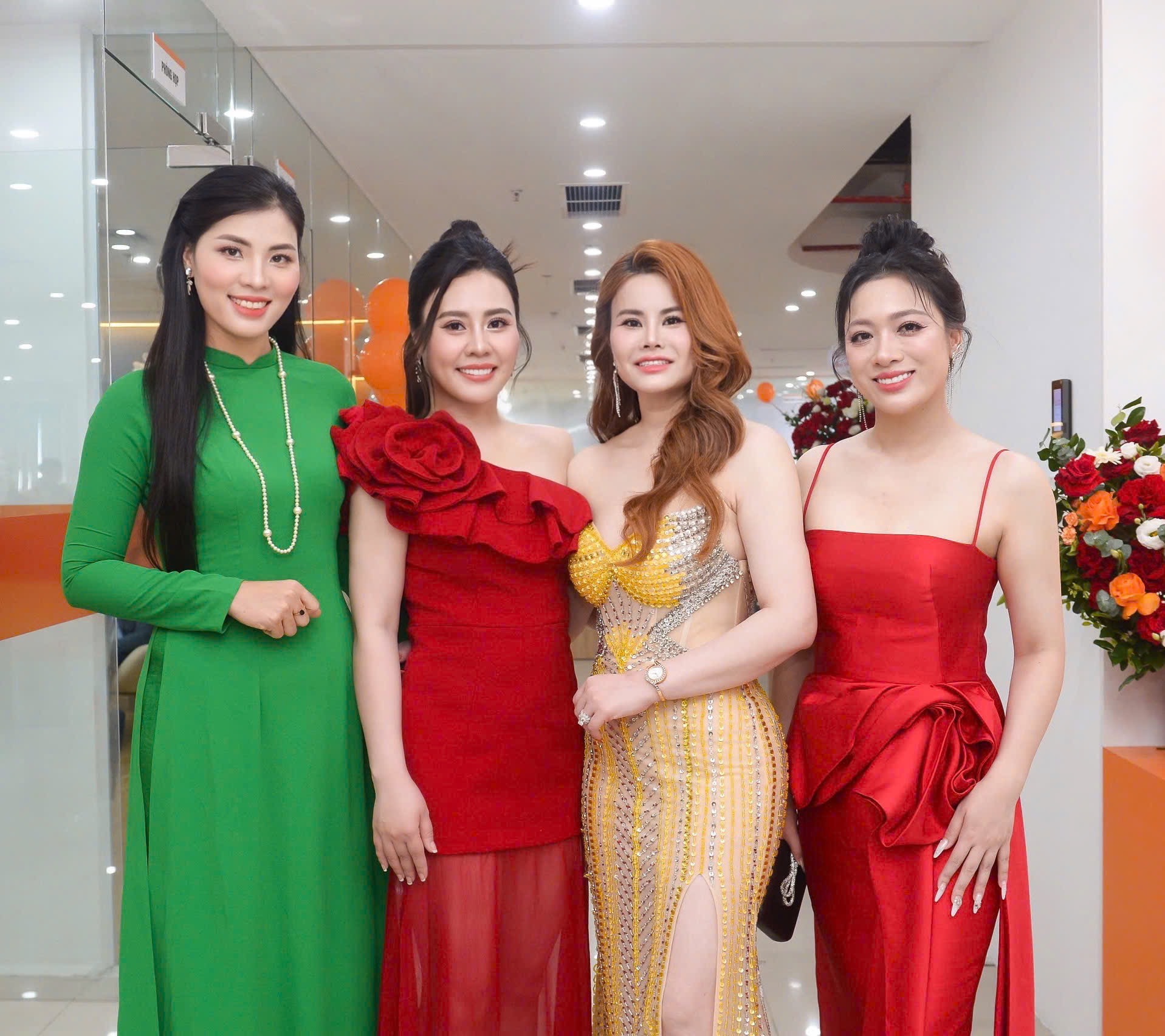 Quang Tèo và dàn nghệ sĩ, hoa á hậu quý bà đến chúc mừng Phan Kim Oanh- Ảnh 3.