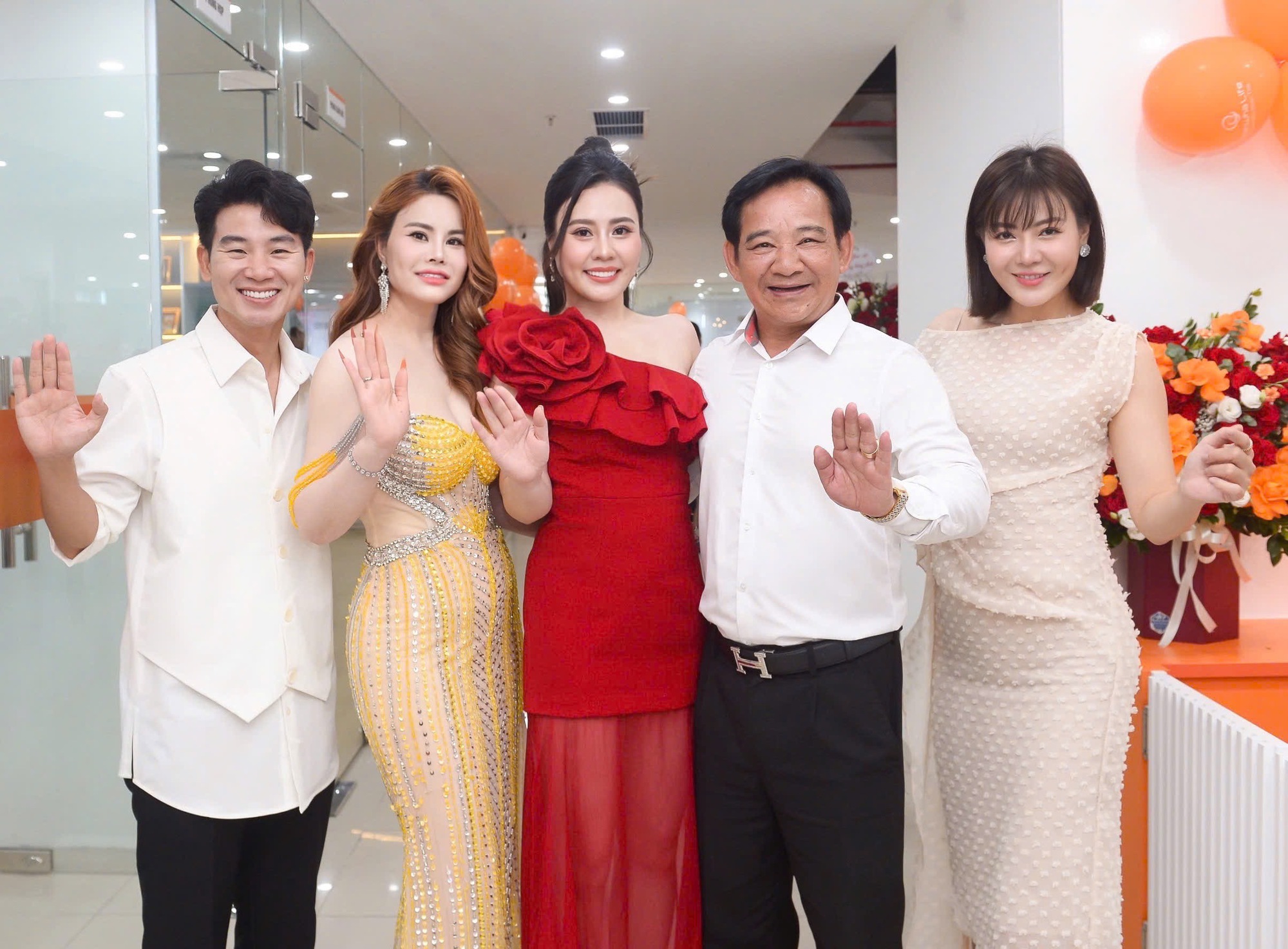 Quang Tèo và dàn nghệ sĩ, hoa á hậu quý bà đến chúc mừng Phan Kim Oanh- Ảnh 2.