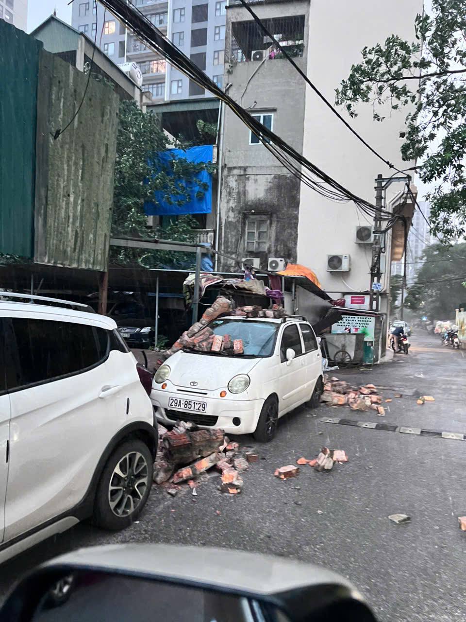 Chùm Ảnh Hà Nội tan hoang sau cơn giông mạnh , cây xanh gãy đổ khắp nơi - Ảnh 17.