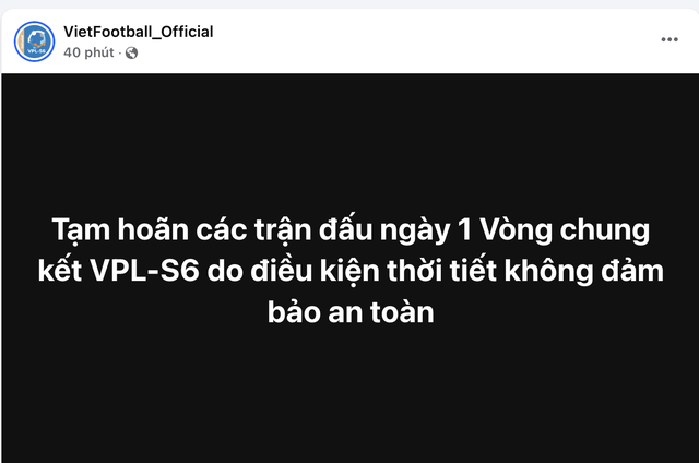 Sân bóng tại Hà Nội tan hoang do mưa dông dữ dội, mỹ nhân bóng đá bị gió thổi ngã dúi dụi- Ảnh 3.