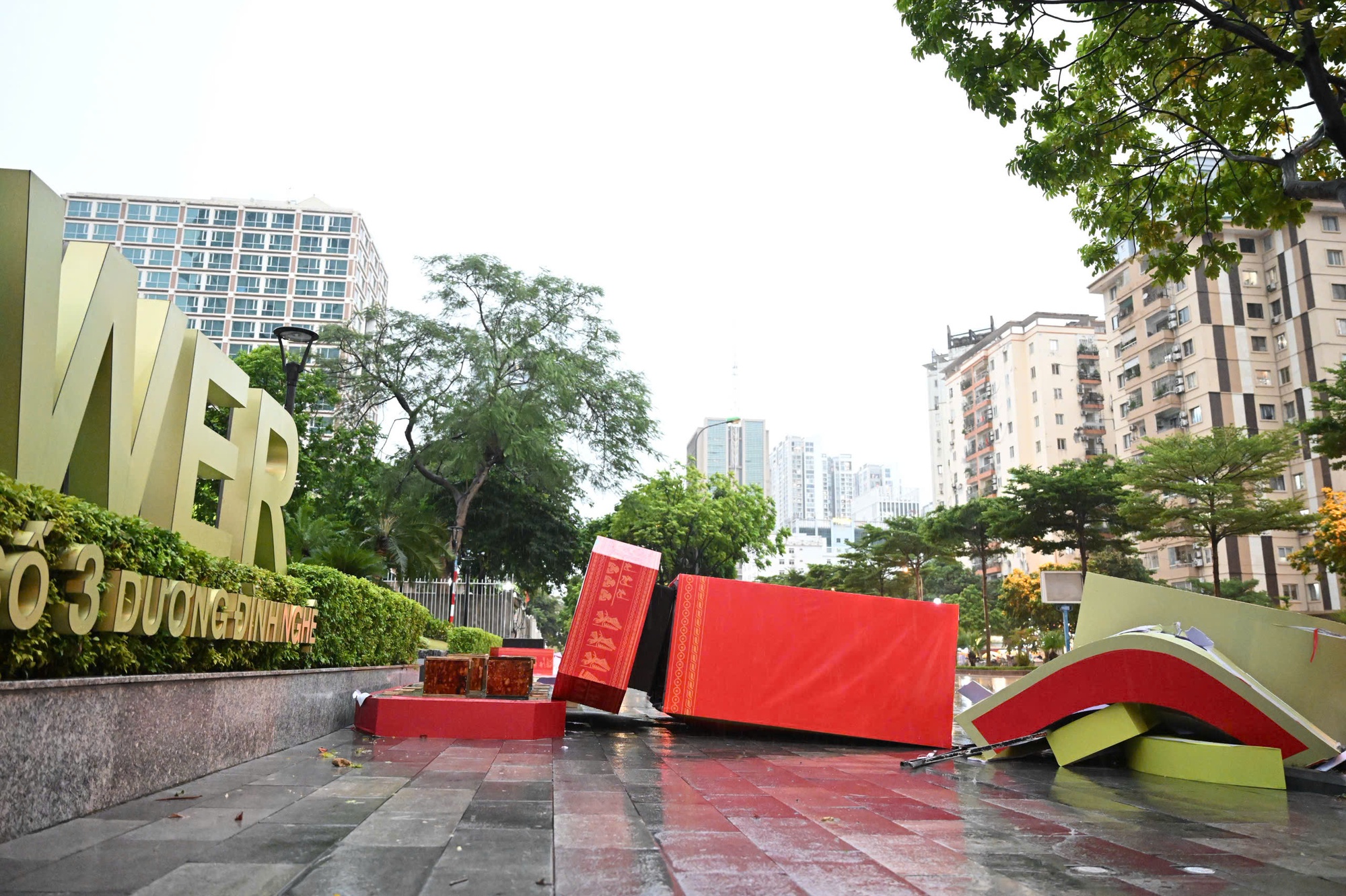 Chùm Ảnh Hà Nội tan hoang sau cơn giông mạnh , cây xanh gãy đổ khắp nơi - Ảnh 13.