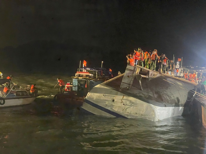 Vụ lật tàu ở Hạ Long: Thợ lặn đau lòng kể 3 giờ lục tìm từng khoang tàu, chỉ lo thi thể bị trôi dạt đi xa - Ảnh 5.