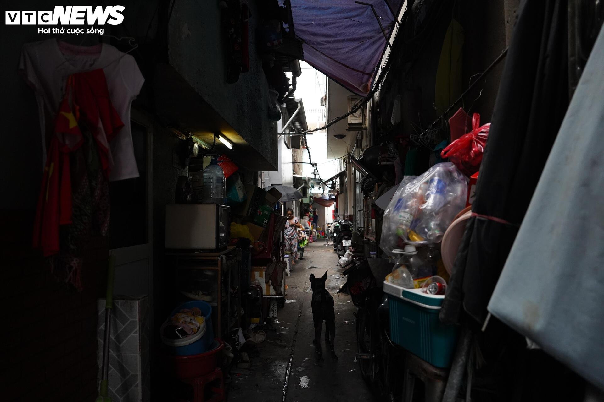 Ngõ siêu nhỏ Hà Nội: Cảnh sống chật chội và hiểm nguy giữa lòng đô thị - Ảnh 44.