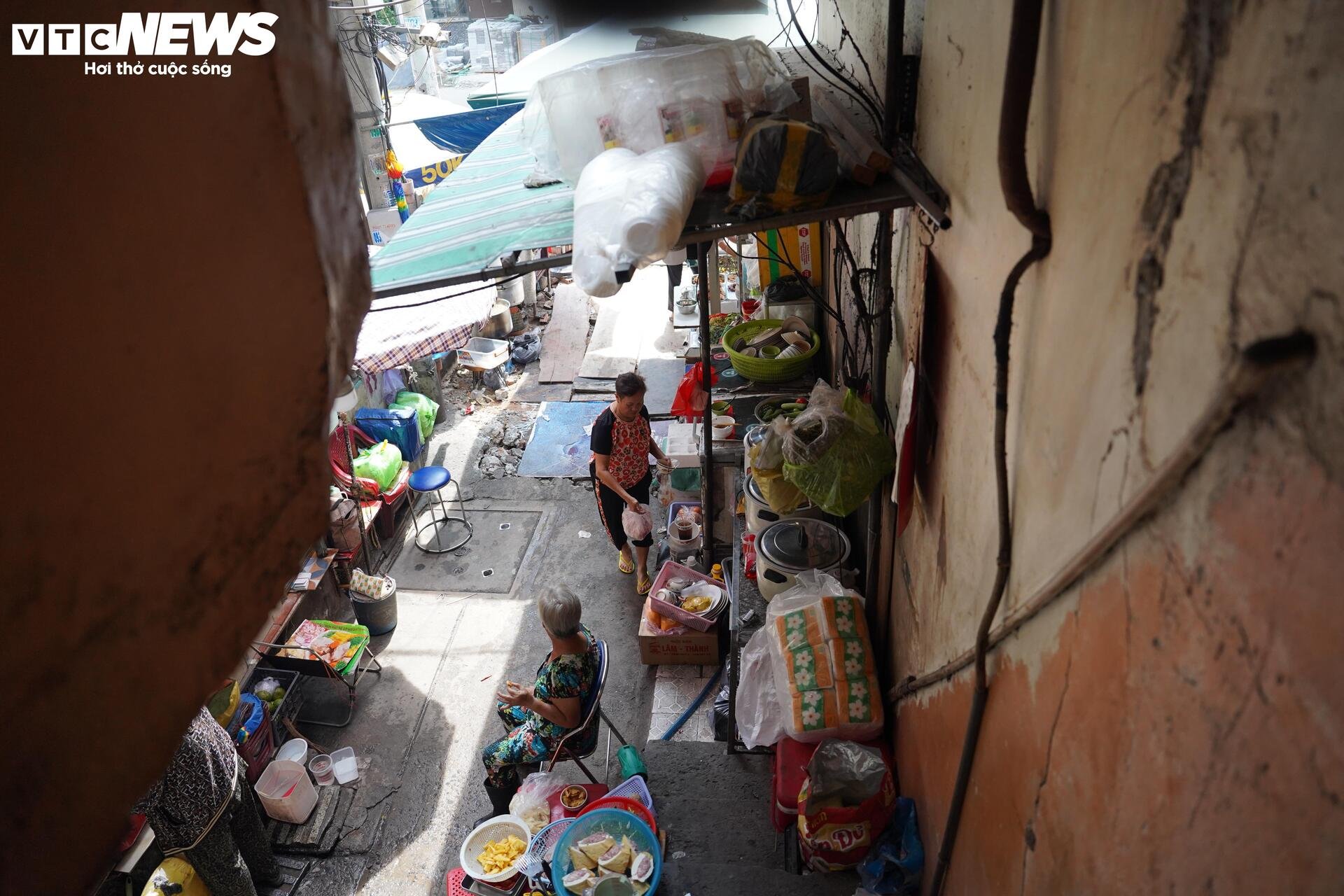 Ngõ siêu nhỏ Hà Nội: Cảnh sống chật chội và hiểm nguy giữa lòng đô thị - Ảnh 47.