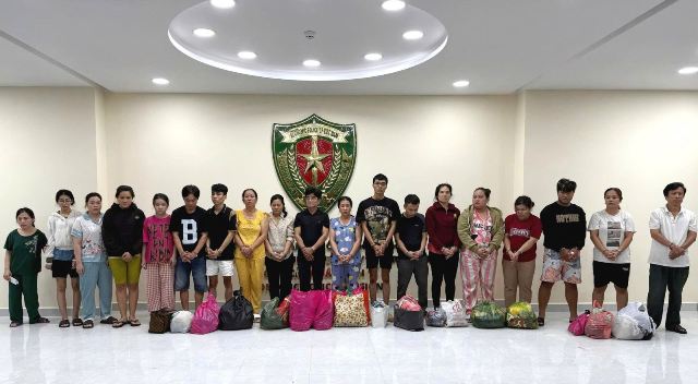 Quy trình sản xuất dầu gió giả tại tp . Hcm: Vợ chồng làm giả gần 70 . 000 Chai - Ảnh 15.