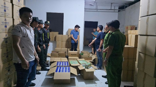 Công bố hình ảnh khám xét kho hàng của vợ chồng nữ doanh nhân Ngô Ánh Hồng - Ảnh 1.