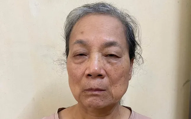 Xác định 12 miếng kim loại du khách nước ngoài giấu trong ống kính máy ảnh là vàng '9999' - Ảnh 2.