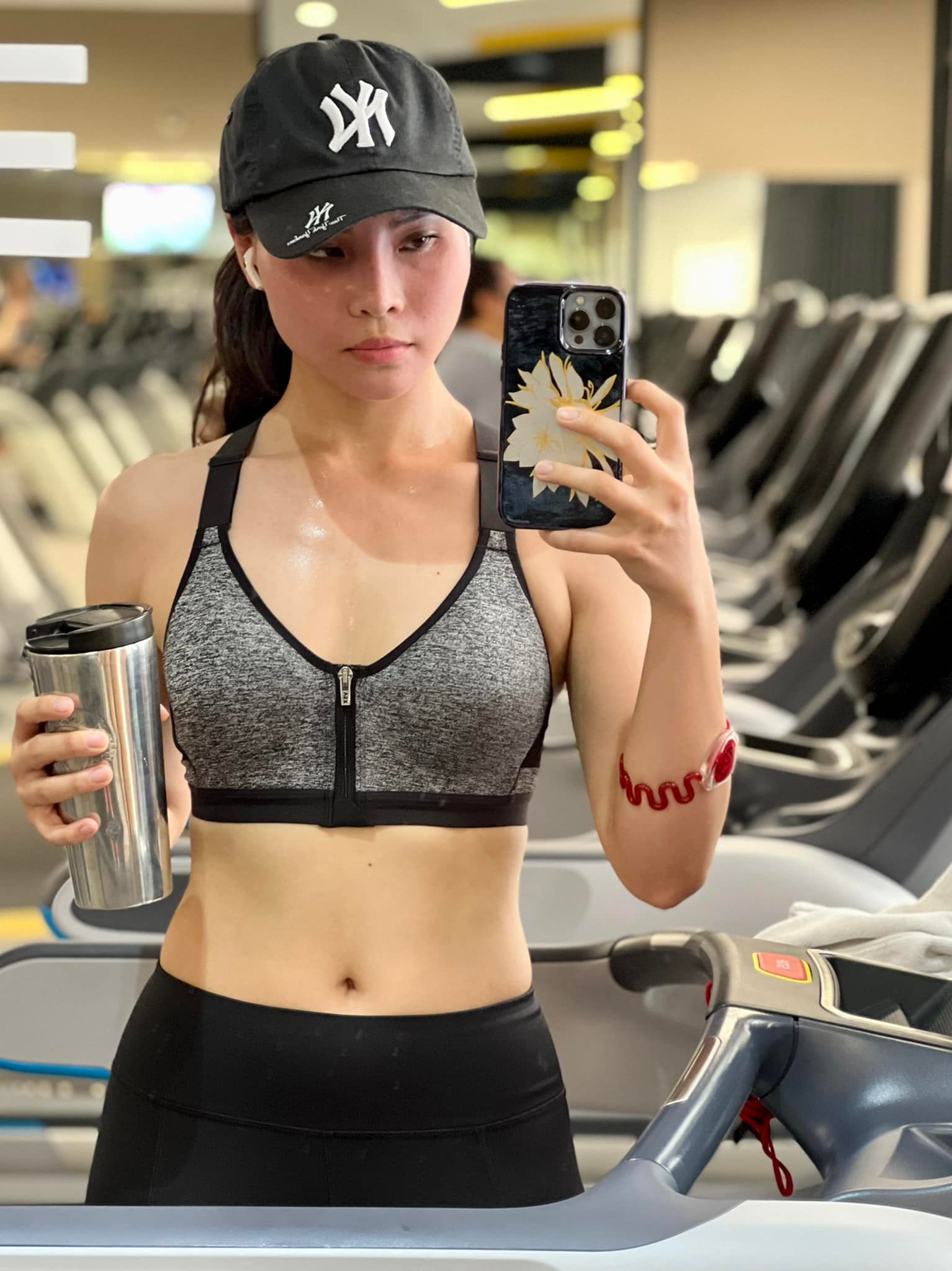 Vợ bi&ecirc;n tập vi&ecirc;n VTV của HLV Vũ Hồng Việt đẹp từ lễ đường tới ph&ograve;ng gym, g&acirc;y sốt với body săn chắc n&eacute;t căng- Ảnh 4.