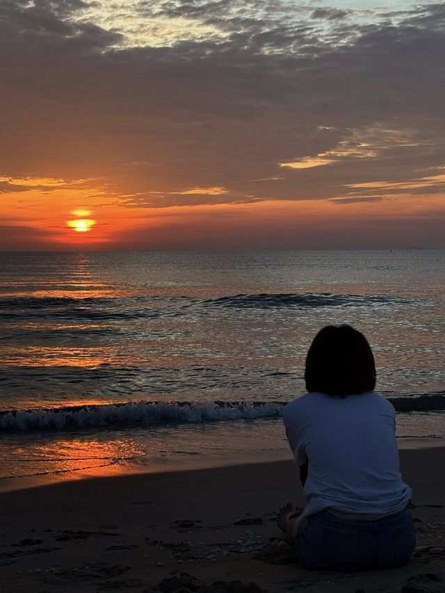 Bỏ việc lương gần 50 triệu/th&aacute;ng, c&ocirc; g&aacute;i về biển "chữa l&agrave;nh": Gia đ&igrave;nh ngăn cản, sợ sống l&ocirc;ng b&ocirc;ng, thiếu ổn định- Ảnh 1.