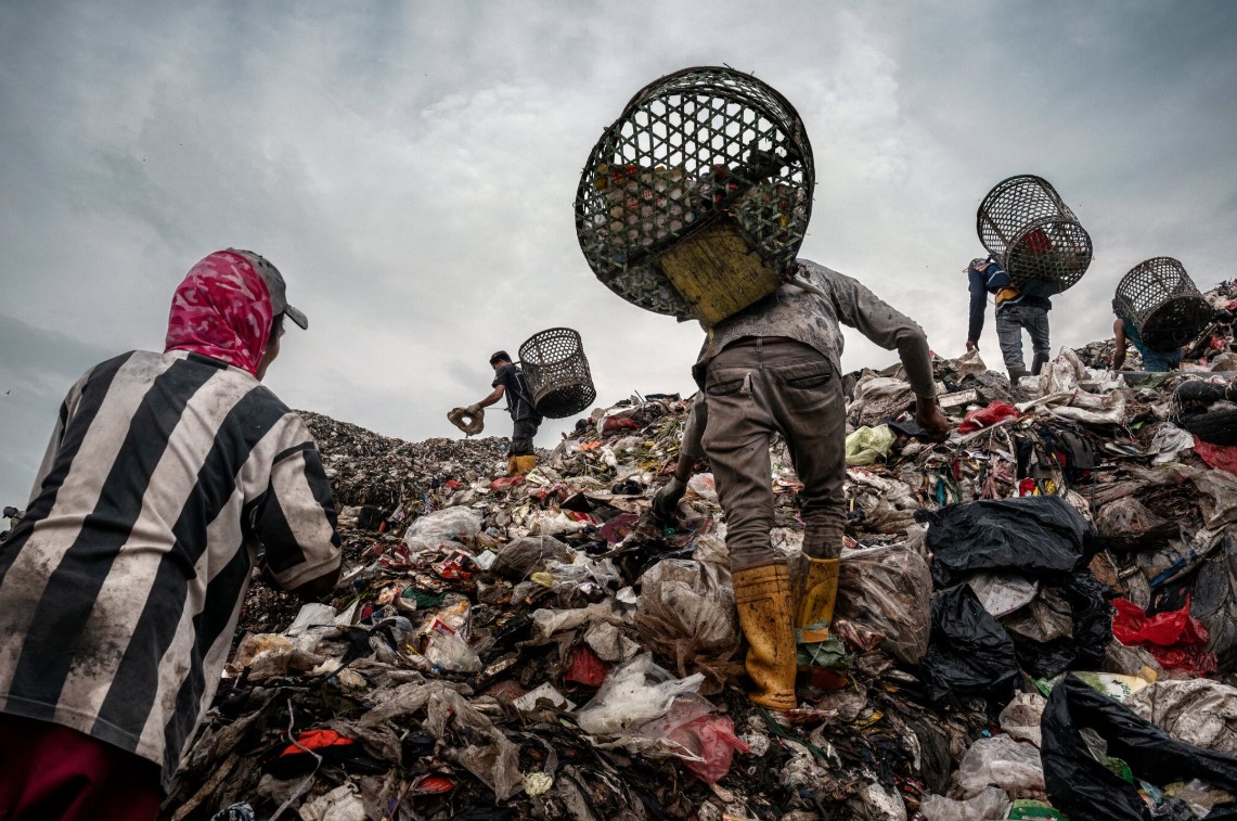 Gần một nửa người dân Mỹ lo đất nước mất vị thế siêu cường - Ảnh 2.