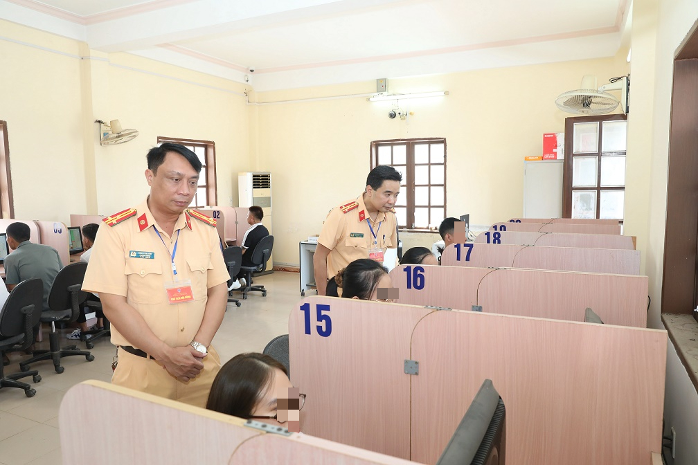 Thi sát hạch GPLX mới nhất ở Hà Nội: Cứ 10 người thi có gần 6 người trượt - Ảnh 1.