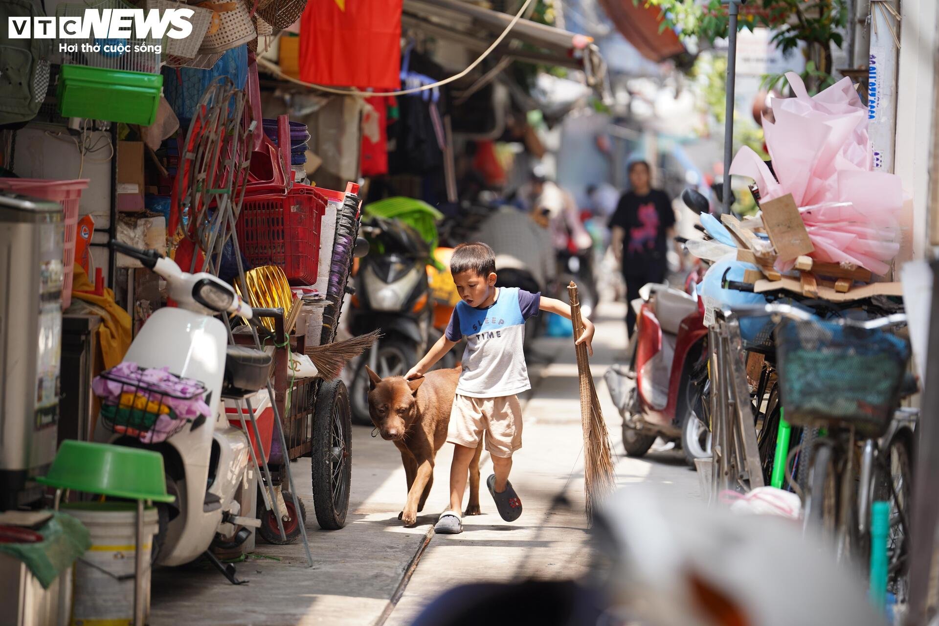 Ngõ siêu nhỏ Hà Nội: Cảnh sống chật chội và hiểm nguy giữa lòng đô thị - Ảnh 49.