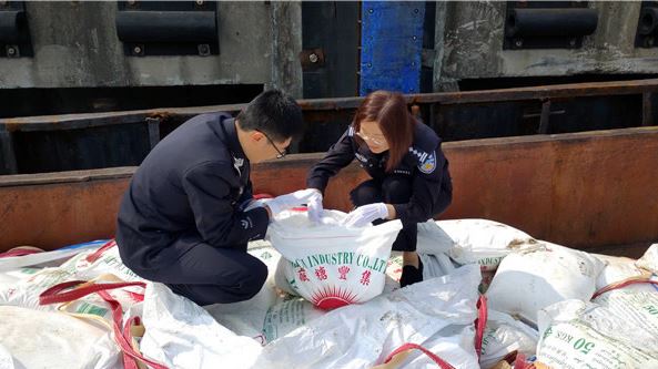 Kiểm tra đột xuất 4 xe tải, thu giữ 116 tấn nông sản lậu trị giá hơn 752 triệu đồng - Ảnh 1.