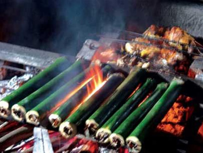 Khách Tây thử món cơm đặc sản của người vùng núi Việt Nam, nhận xét: "Nó ngon tuyệt!" - Ảnh 4.