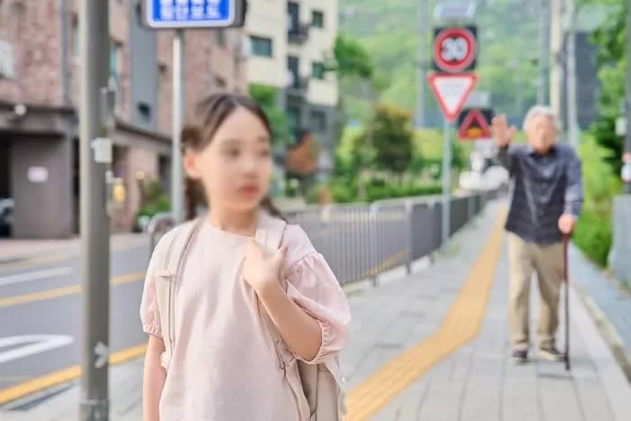 Người đàn ông 70 tuổi bị cáo buộc bắt cóc bé gái tiểu học giữa ban ngày - Ảnh 2.