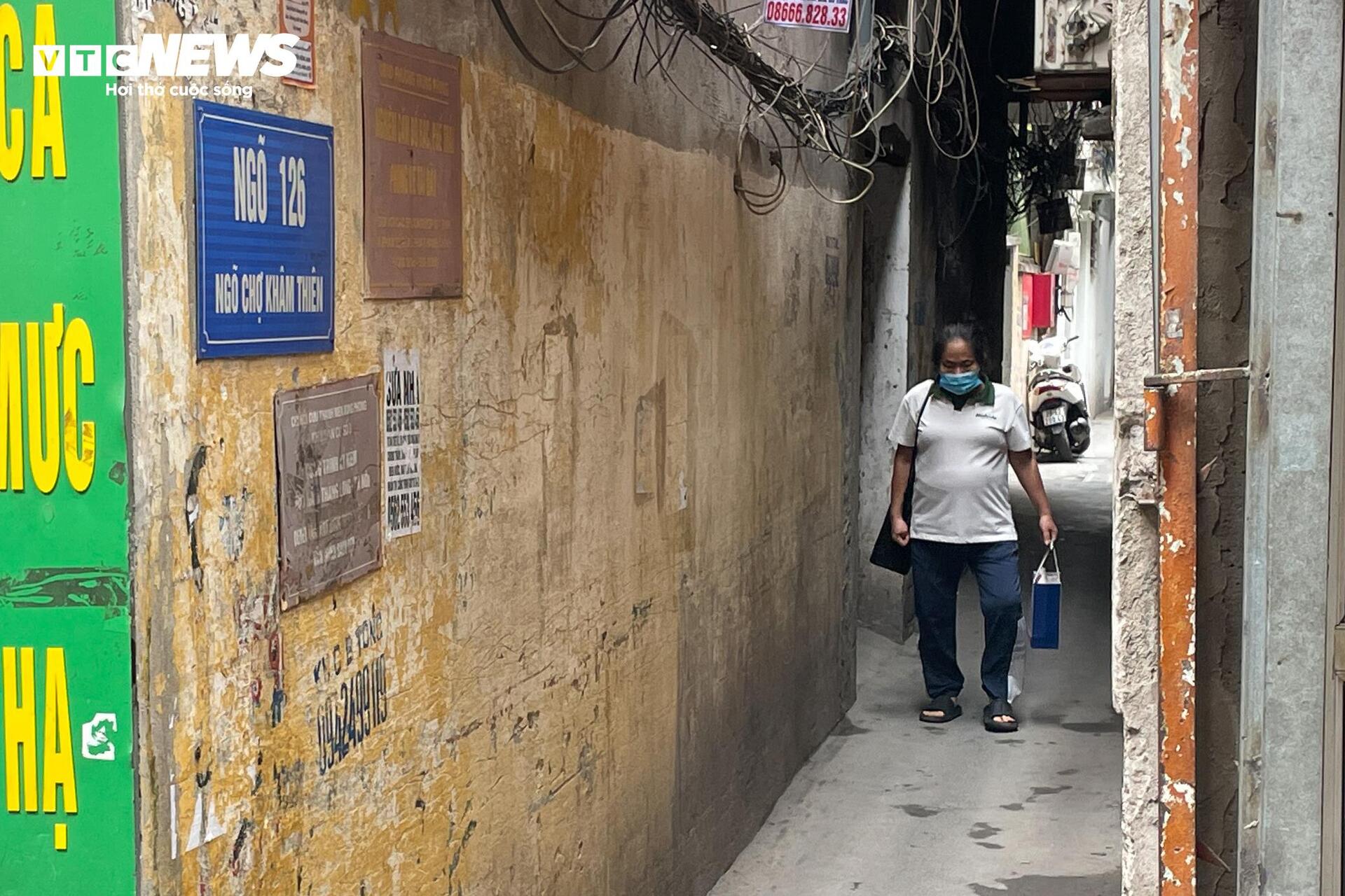 Ngõ siêu nhỏ Hà Nội: Cảnh sống chật chội và hiểm nguy giữa lòng đô thị - Ảnh 9.