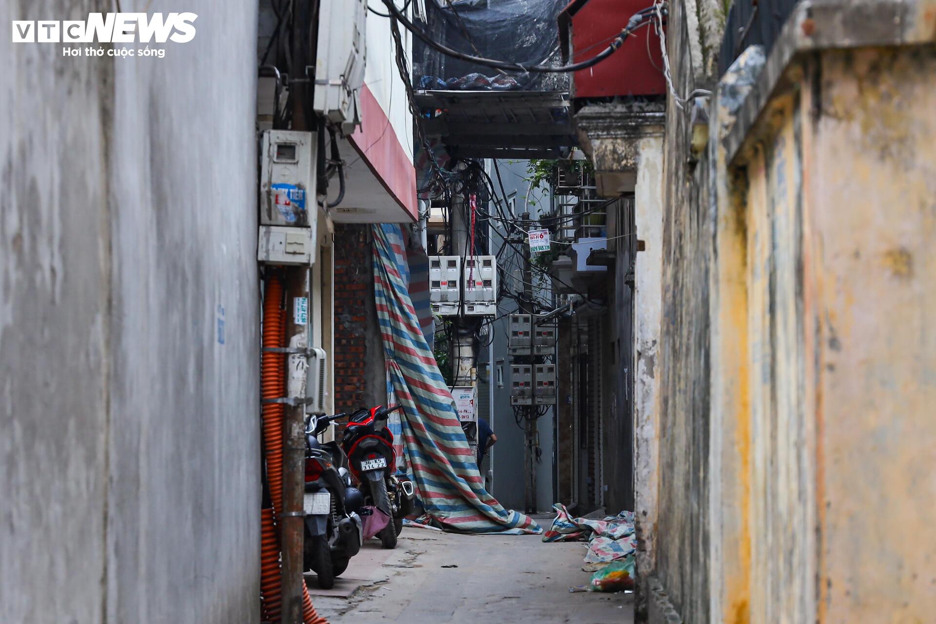 Ngõ siêu nhỏ Hà Nội: Cảnh sống chật chội và hiểm nguy giữa lòng đô thị - Ảnh 42.