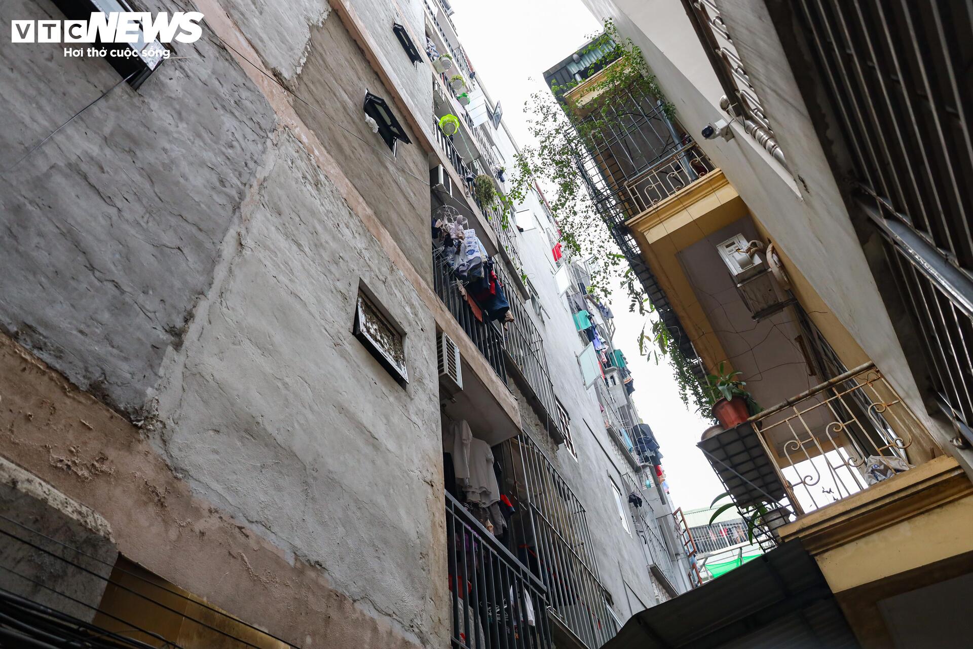 Ngõ siêu nhỏ Hà Nội: Cảnh sống chật chội và hiểm nguy giữa lòng đô thị - Ảnh 41.