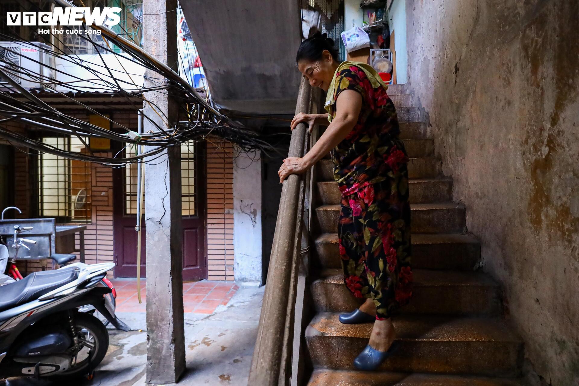 Ngõ siêu nhỏ Hà Nội: Cảnh sống chật chội và hiểm nguy giữa lòng đô thị - Ảnh 28.