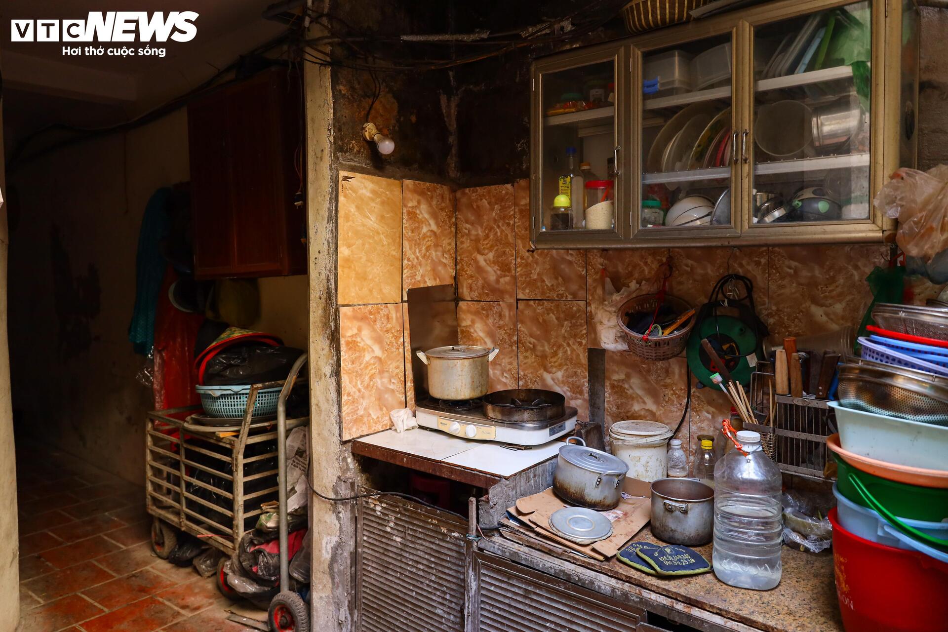 Ngõ siêu nhỏ Hà Nội: Cảnh sống chật chội và hiểm nguy giữa lòng đô thị - Ảnh 24.