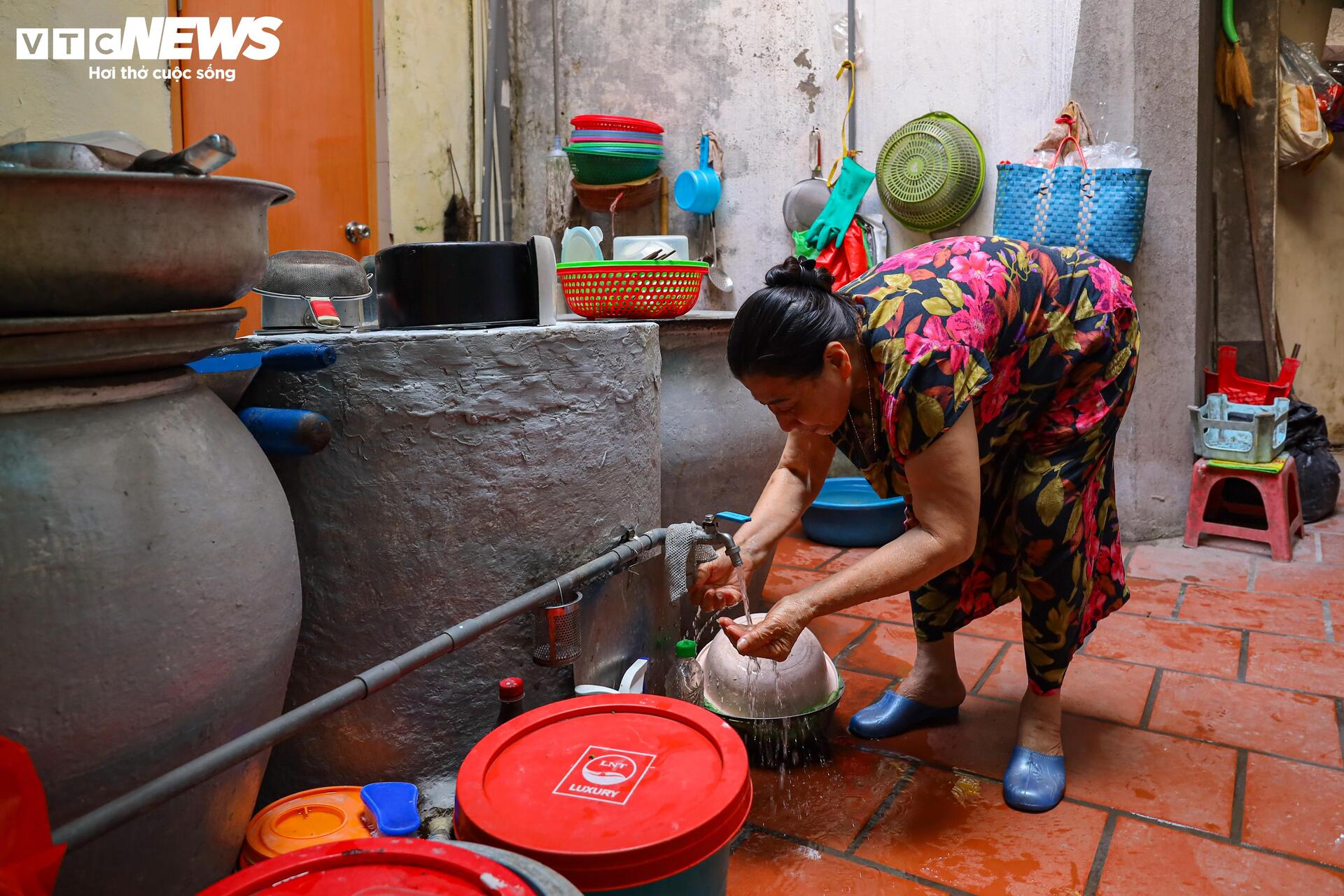 Ngõ siêu nhỏ Hà Nội: Cảnh sống chật chội và hiểm nguy giữa lòng đô thị - Ảnh 26.