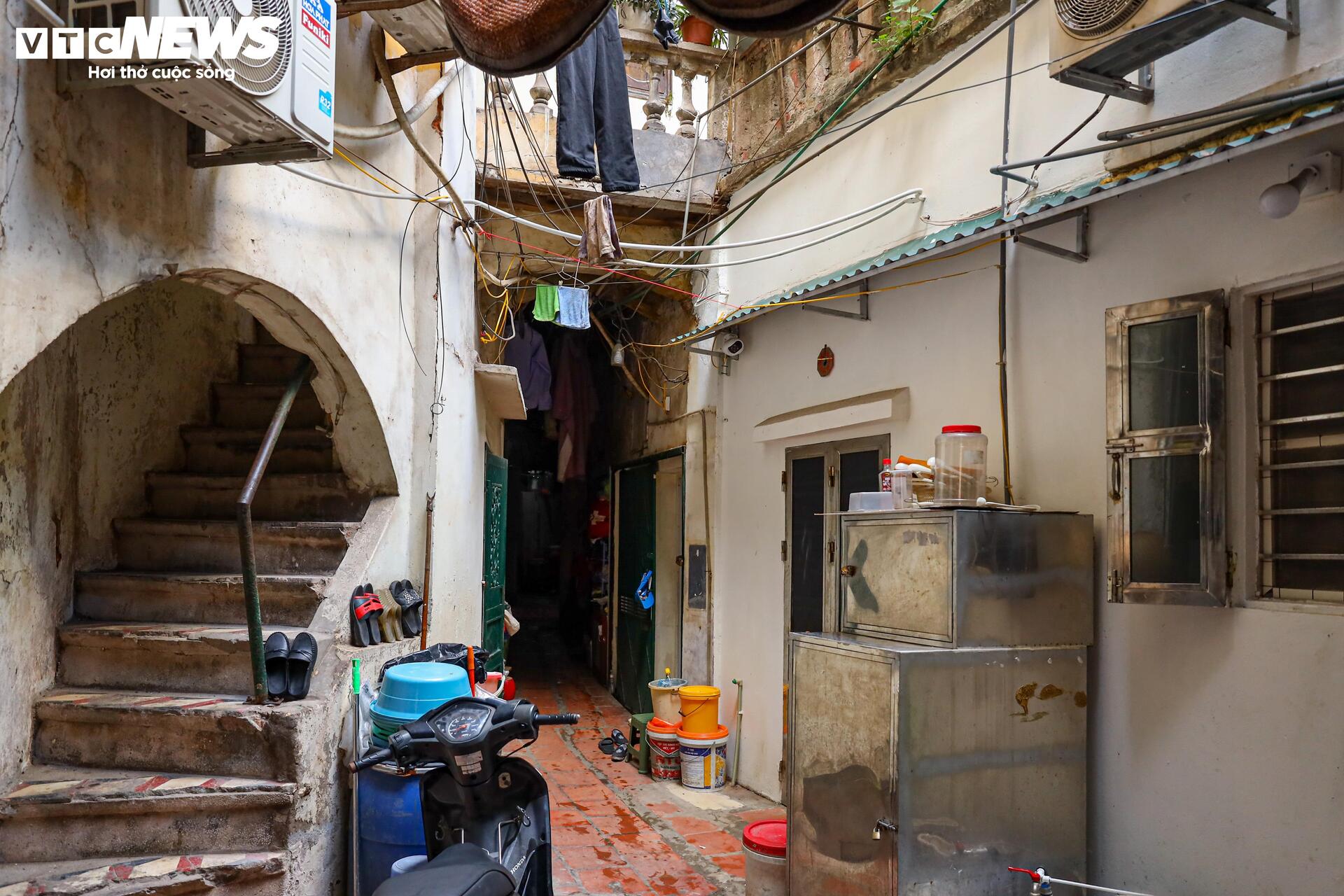 Ngõ siêu nhỏ Hà Nội: Cảnh sống chật chội và hiểm nguy giữa lòng đô thị - Ảnh 29.
