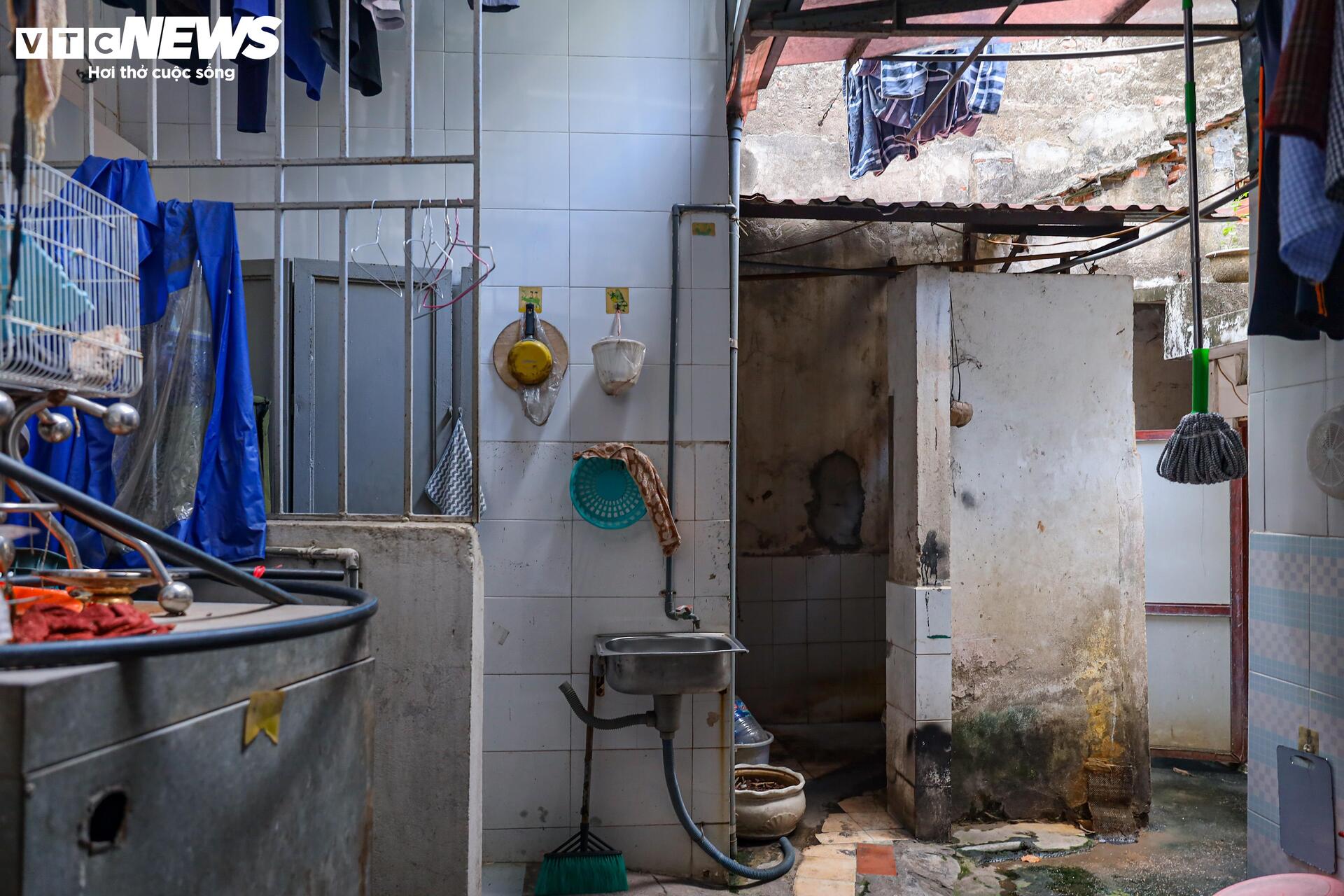 Ngõ siêu nhỏ Hà Nội: Cảnh sống chật chội và hiểm nguy giữa lòng đô thị - Ảnh 32.