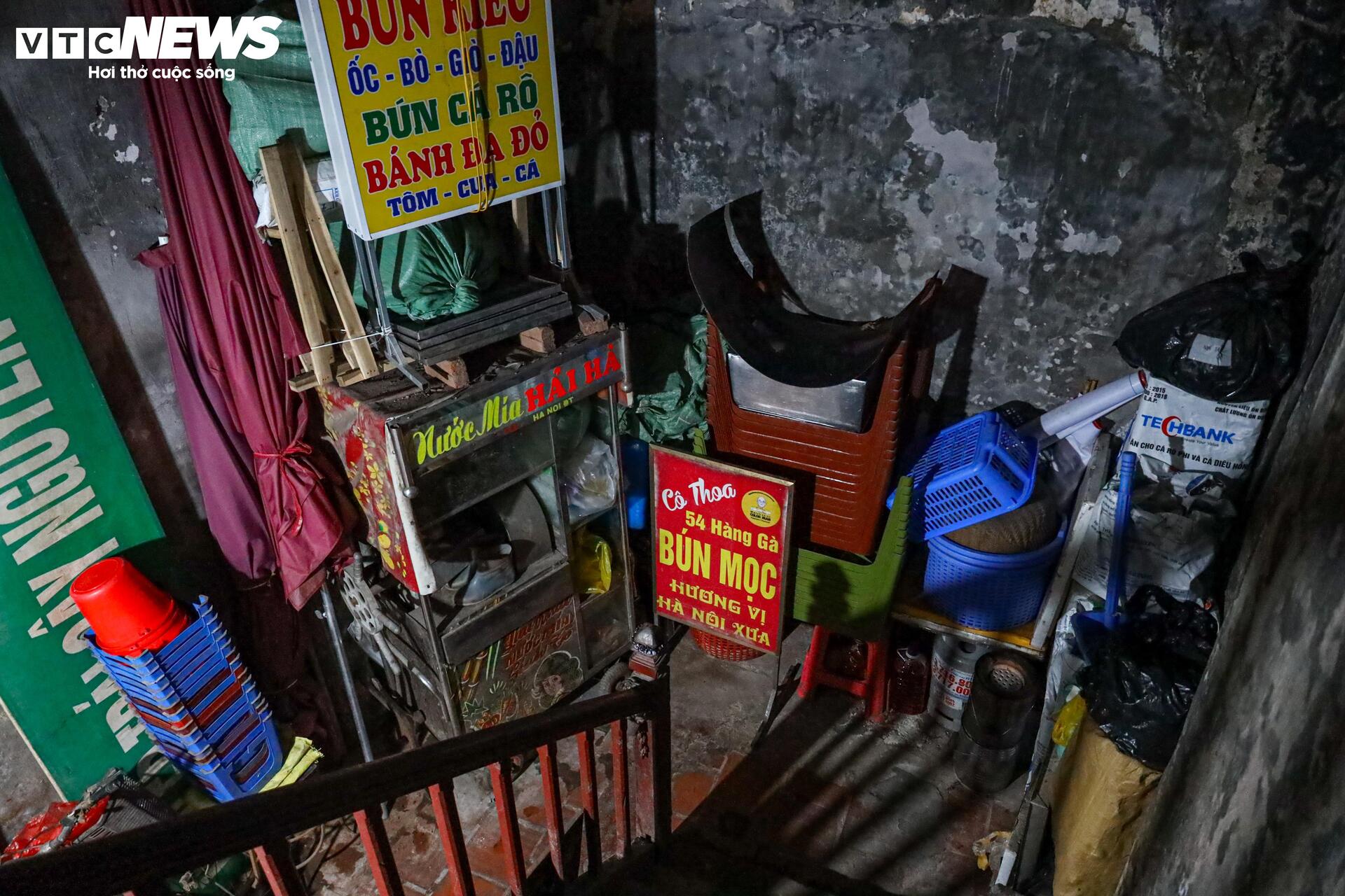 Ngõ siêu nhỏ Hà Nội: Cảnh sống chật chội và hiểm nguy giữa lòng đô thị - Ảnh 33.