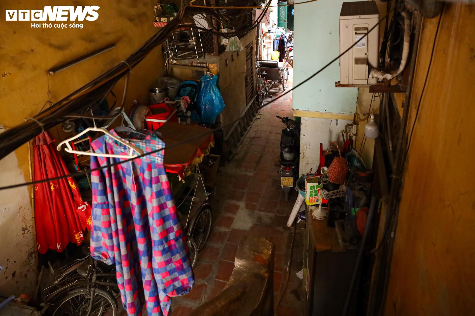 Ngõ siêu nhỏ Hà Nội: Cảnh sống chật chội và hiểm nguy giữa lòng đô thị - Ảnh 34.