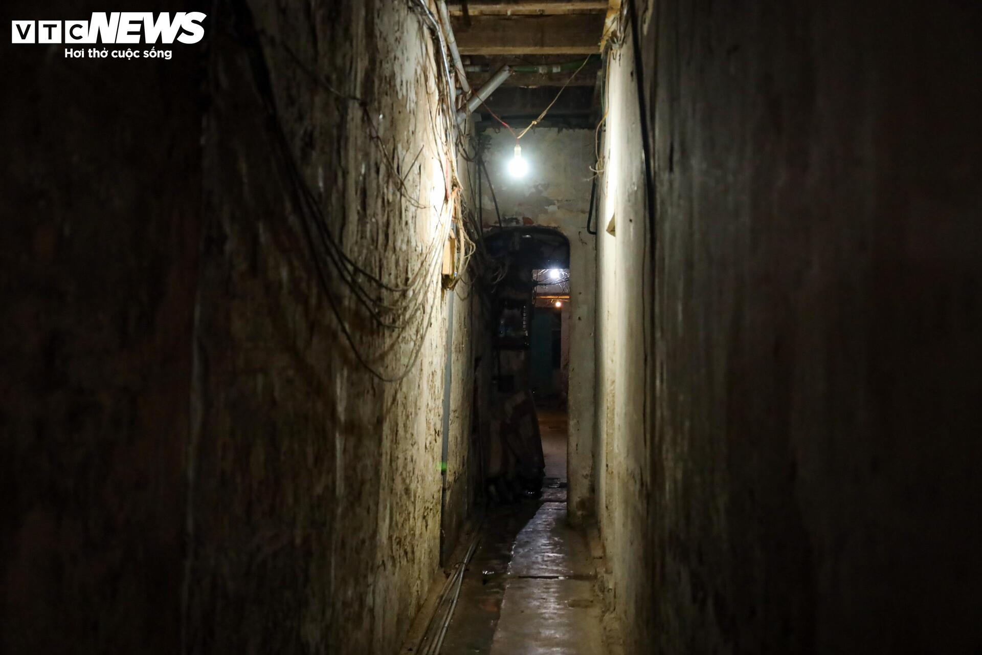 Ngõ siêu nhỏ Hà Nội: Cảnh sống chật chội và hiểm nguy giữa lòng đô thị - Ảnh 20.