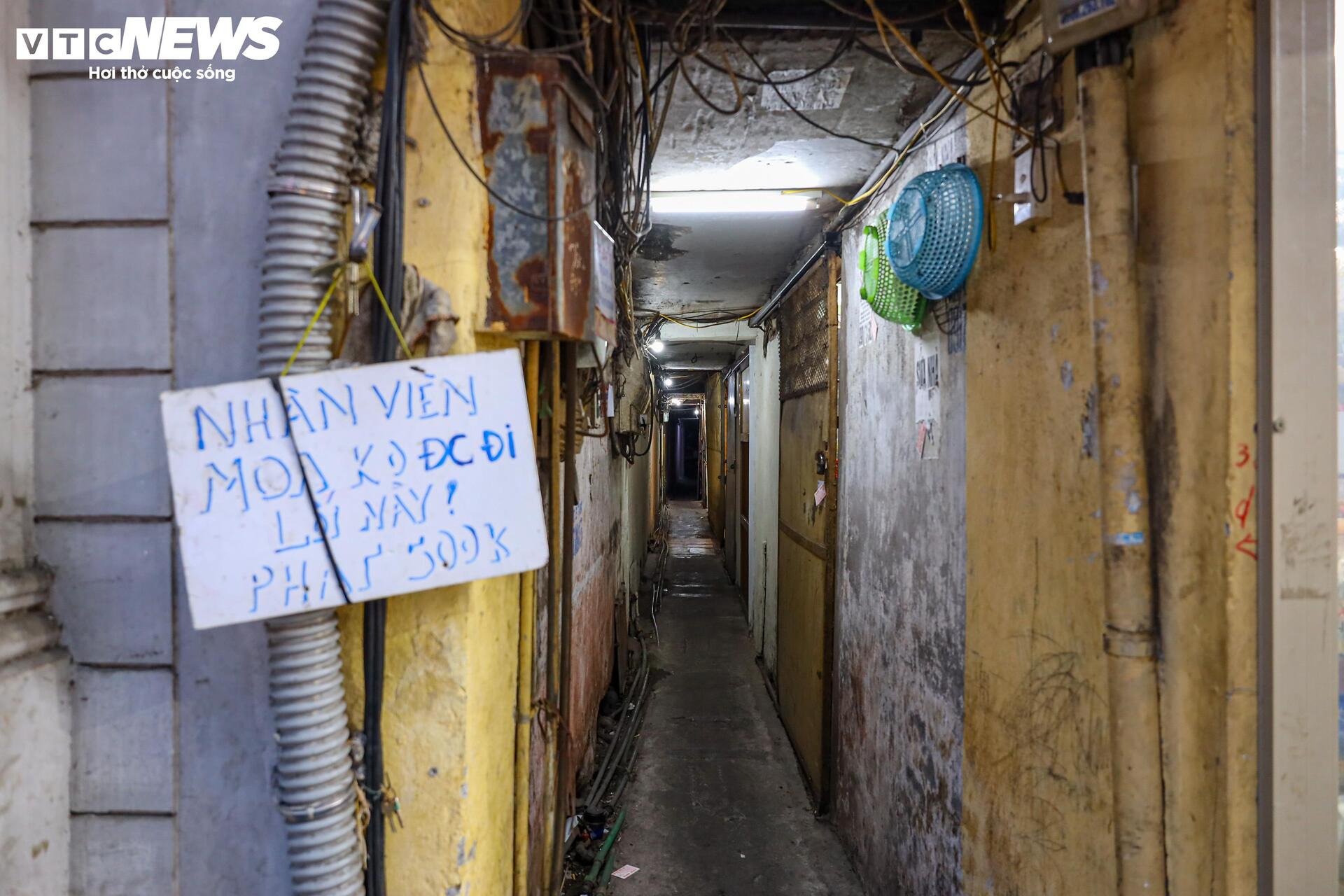 Ngõ siêu nhỏ Hà Nội: Cảnh sống chật chội và hiểm nguy giữa lòng đô thị - Ảnh 35.