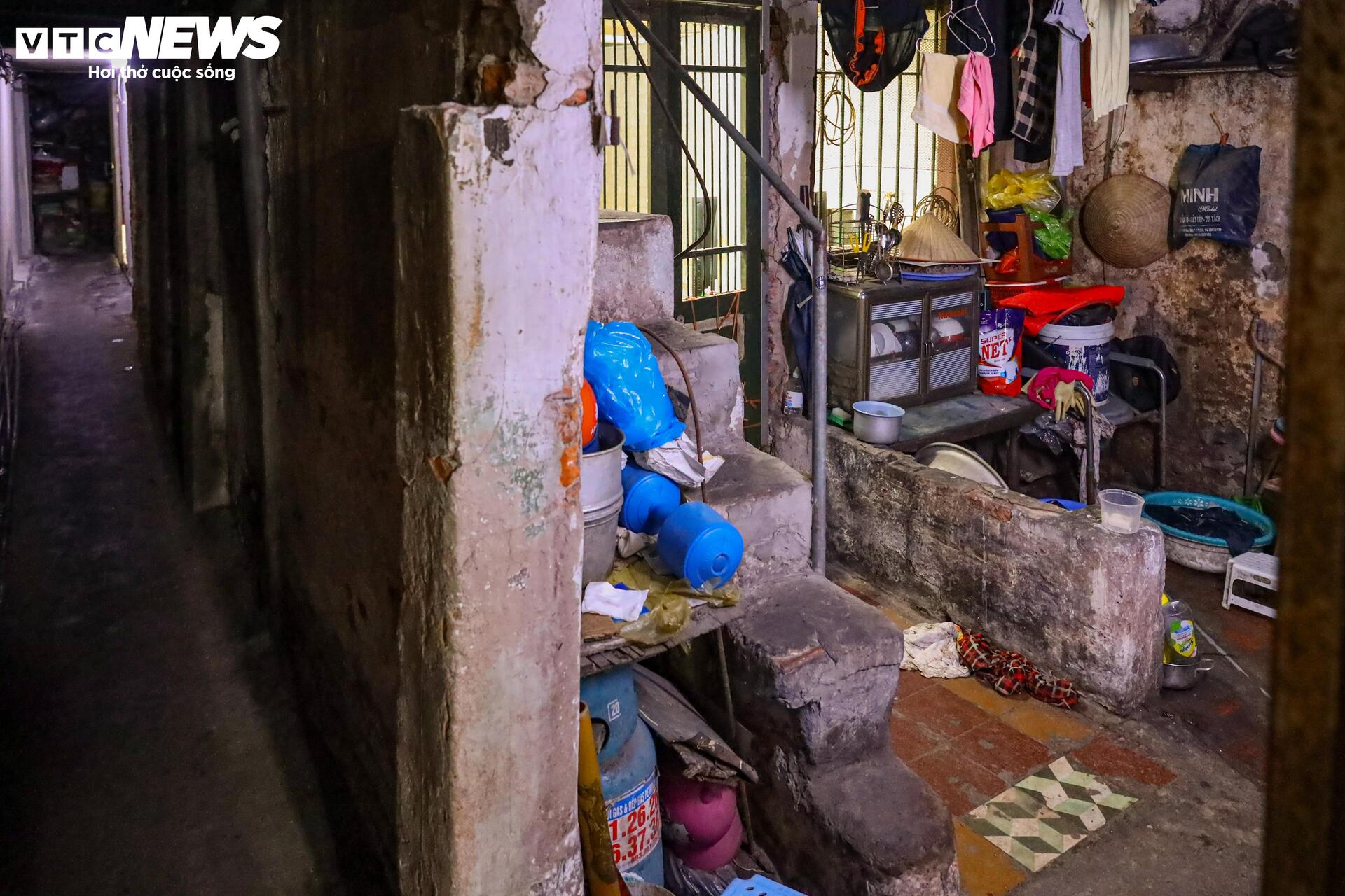 Ngõ siêu nhỏ Hà Nội: Cảnh sống chật chội và hiểm nguy giữa lòng đô thị - Ảnh 36.